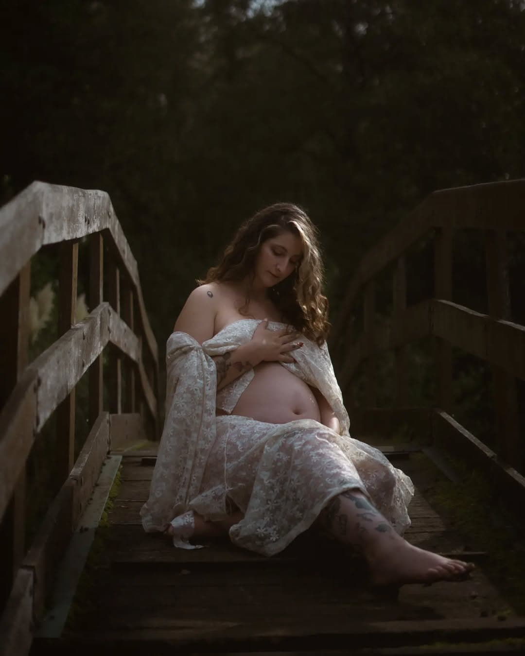 Femme enceinte sur un pont en nature